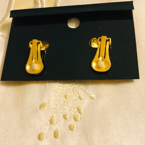 GOLD TONE STAR IN A CIRCLE EARRINGS CLIP BACK - Picture 5 of 5